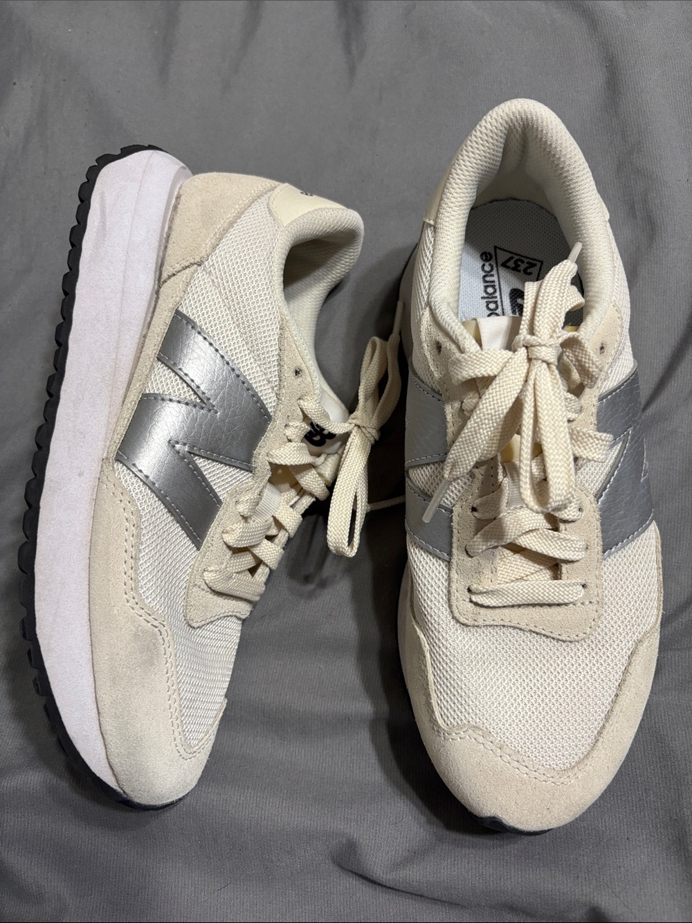 New Balance 327 Women Sneakers in Cream with Silver N
